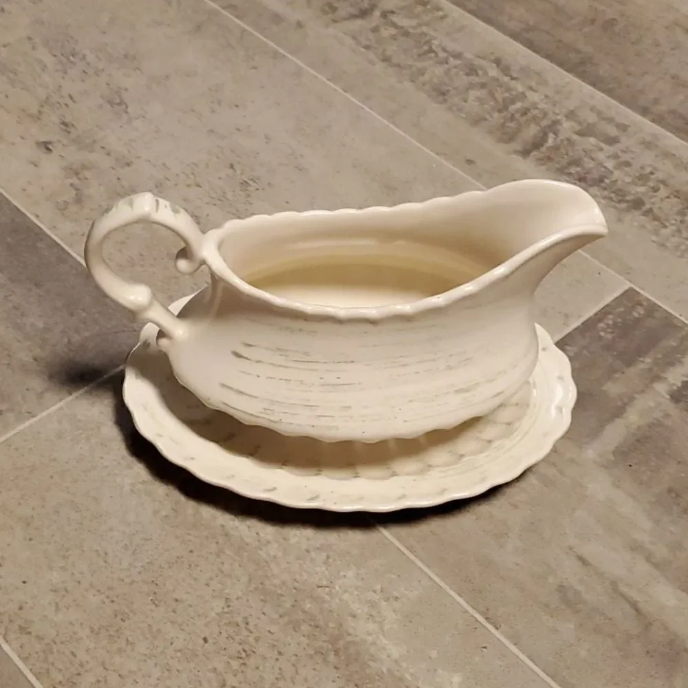 EUC Vintage Small Ivory Gravy Boat